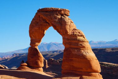 Hem insanlar hem de kuşlar güzel bir sonbahar gününde Narin Kemer 'in manzarasının tadını çıkarıyorlar..