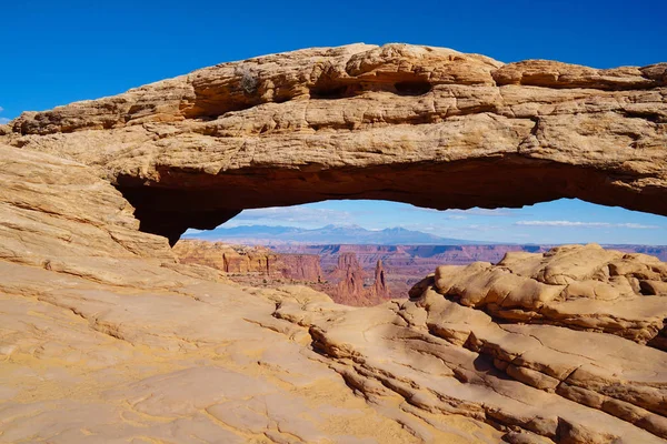 Een Zandstenen Boog Creëert Het Perfecte Venster Naar Kleurrijke Canyon — Stockfoto