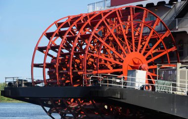 Klasik büyük nehir Paddlewheel teknesinin büyük kırmızı çarkını kapatın.