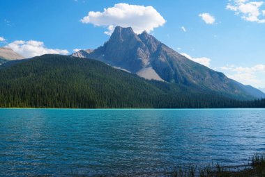 Banff Ulusal Parkı 'nın Moraine Gölü bölgesinin her tarafından muhteşem dağ manzarası