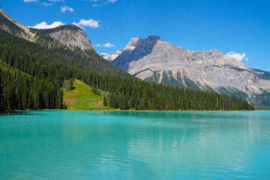 Yaz, Banff Ulusal Parkı 'nın Moraine Gölü Bölgesi' nin güzelliğinde oynamak için mükemmel bir zamandır..