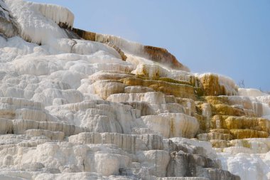 Mamut Kaplıcalarından birinin detaylı görüntüsü termal şelaleler ve ortaya çıkan oluşumlar.