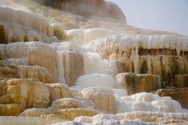 Mamut Kaplıcaları 'nın harika termal şelale teraslarından birinden buhar yükseliyor..
