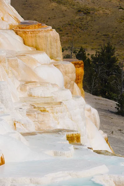 Podívejte Zblízka Část Složitých Barevných Geotermálních Teras Mamut Hot Springs — Stock fotografie