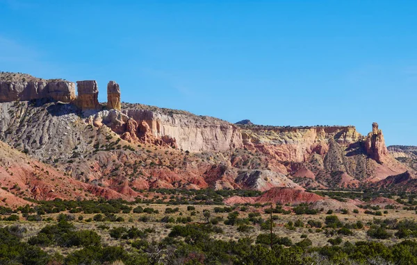 Abiquiu, New Mexico 'yu çevreleyen alışılmadık güzellikteki dağlar sonbahar renkleriyle daha da büyüleyici..