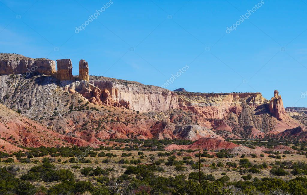 Las inusualmente hermosas montañas que rodean Abiquiu, Nuevo México es aún más impresionante con