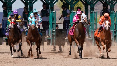 Prescott Vadisi, Arizona / Usa - 1 Eylül 2019: Jokeyler ve yarış atları geçitten ayrılıp kameraya doğru ilerliyorlar.