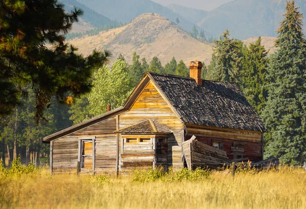 Abandoned Wooden Cabin Sits Quietly Autumn Meadow Mountains Background — Stock Photo, Image