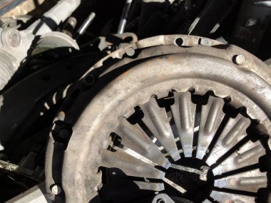 Garajdaki eski motor, pas dolu.