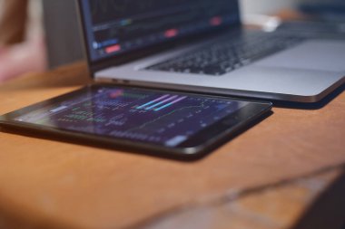 Menkul Kıymetler Borsası, Akıcı Ticaret Ekranı, hisse senetlerinin bir listesini gösteriyor..