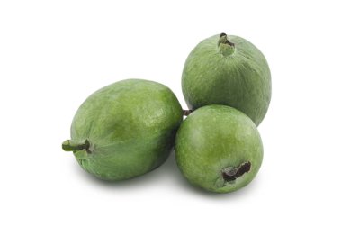 Feijoa beyaz bir arka plan üzerinde izole
