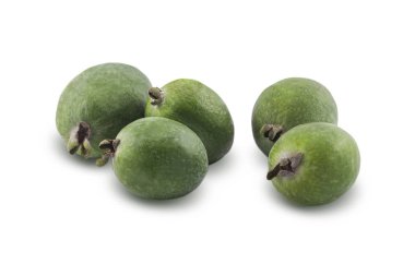 Feijoa beyaz bir arka plan üzerinde izole