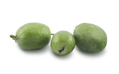 Feijoa beyaz bir arka plan üzerinde izole