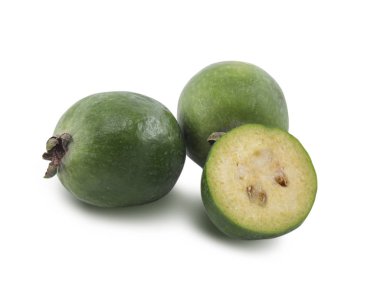 Feijoa beyaz bir arka plan üzerinde izole