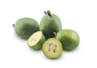 Feijoa beyaz bir arka plan üzerinde izole