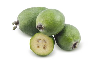 Feijoa beyaz bir arka plan üzerinde izole