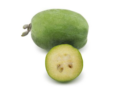 Feijoa beyaz bir arka plan üzerinde izole
