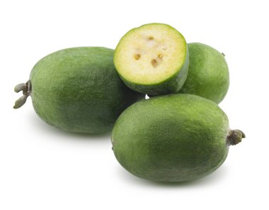 Feijoa beyaz bir arka plan üzerinde izole