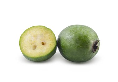 Feijoa beyaz bir arka plan üzerinde izole