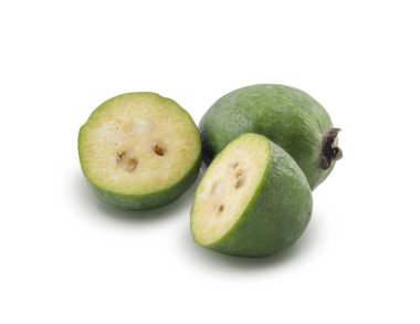 Feijoa beyaz bir arka plan üzerinde izole