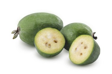 Feijoa beyaz bir arka plan üzerinde izole