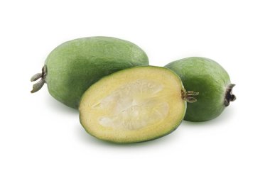 Feijoa beyaz bir arka plan üzerinde izole