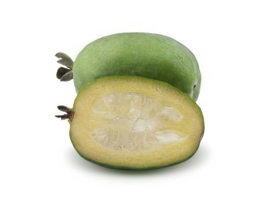 Feijoa beyaz bir arka plan üzerinde izole