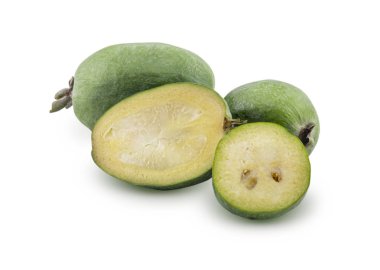 Feijoa beyaz bir arka plan üzerinde izole
