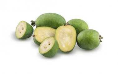 Feijoa beyaz bir arka plan üzerinde izole