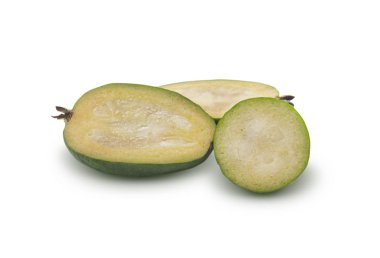 Feijoa beyaz bir arka plan üzerinde izole