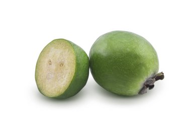 Feijoa beyaz bir arka plan üzerinde izole