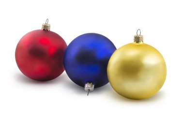 Noel topları beyaz bir arka plan üzerinde izole