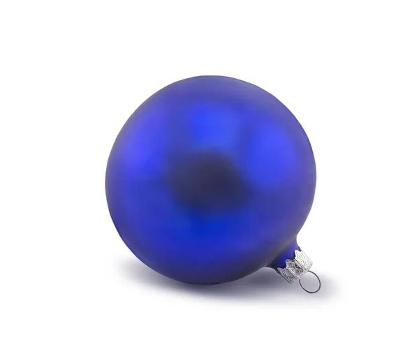 Modré vánoční míč izolované na bílém pozadí — Stock fotografie