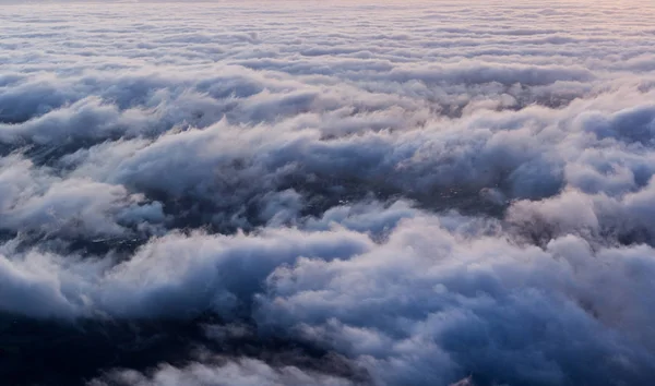 Niebla matutina en la cima de la colina Khao Luang Sukhothai . — Foto de Stock