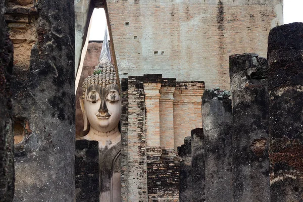 Sri Chum Tempel in Sukhothai stad sinds de oudheid. — Stockfoto