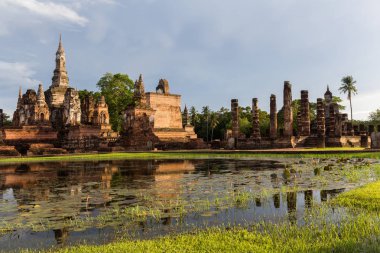 Wat Mahathat antik çağlardan beri Sukhothai kasabasında bir tapınaktır..