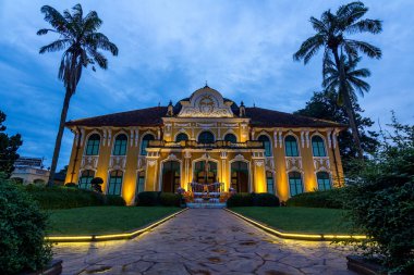 Chao Phraya Abhaibhubej Binası.