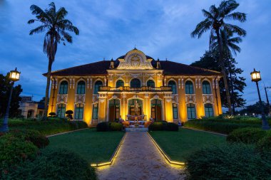 Chao Phraya Abhaibhubej Binası.