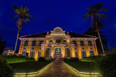 Chao Phraya Abhaibhubej Binası.