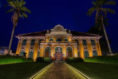 Chao Phraya Abhaibhubej Binası.