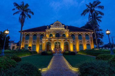 Chao Phraya Abhaibhubej Binası.