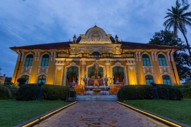 Chao Phraya Abhaibhubej Binası.