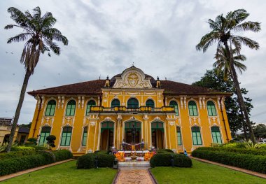 Chao Phraya Abhaibhubej Binası.