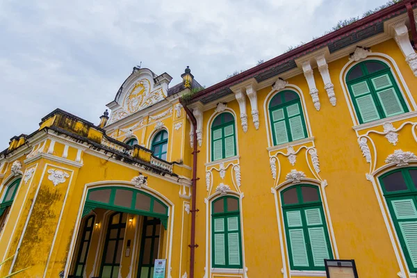 Chao Phraya Abhaibhubej Binası.