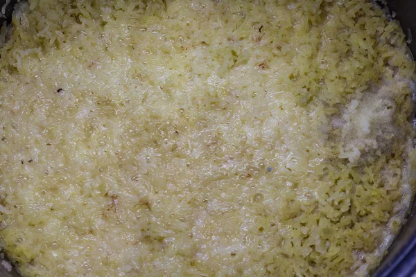 Ryż, który jest gotowany i pozostawiony na długo. — Zdjęcie stockowe