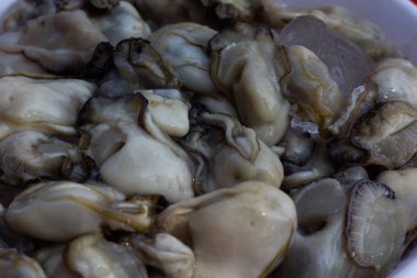 Kuzu istiridyesi, sonra da yemeye hazır bir istiridyenin içine konur..