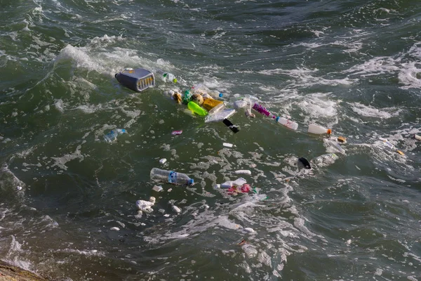 Basura muchas piezas flotando con el océano . — Foto de Stock