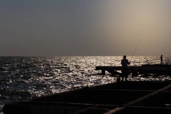 Un hombre pescando . — Foto de Stock