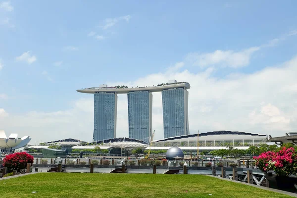 Singapur - 28 Haziran 2019 - C harfiyle Merlion Heykeli Çeşmesi