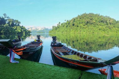 Uzun kuyruk tekneleri ve kanolar. Khao 'daki Ratchapha Barajı' nın resmi. 